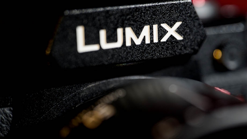 Panasonic     LUMIX S